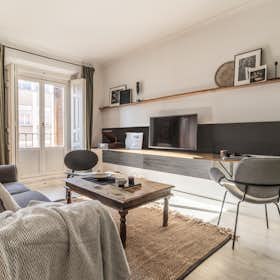 Apartment for rent for €3,237 per month in Madrid, Calle de Fuencarral