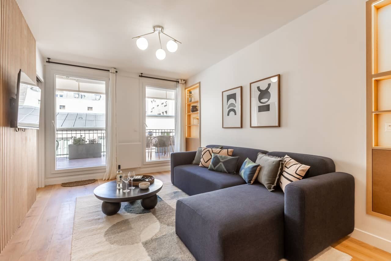 Apartment for rent for €4,121 per month in Paris, Rue Berthe