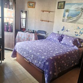 Private room for rent for €1,300 per month in Barcelona, Carrer de Vilamarí