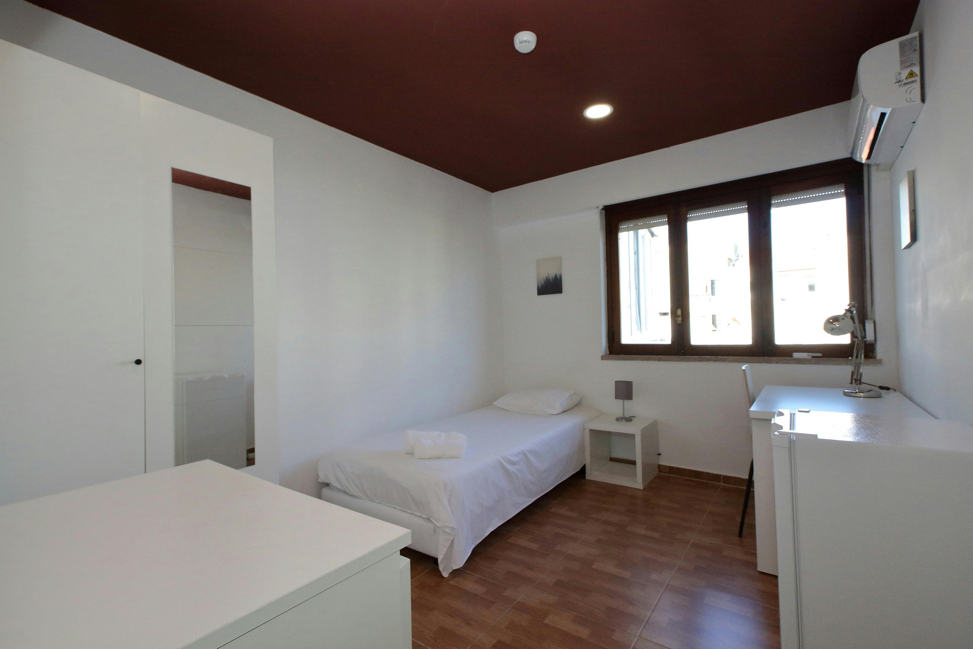 Private room for rent for €368 per month in Lisbon, Rua Ferreira Lapa