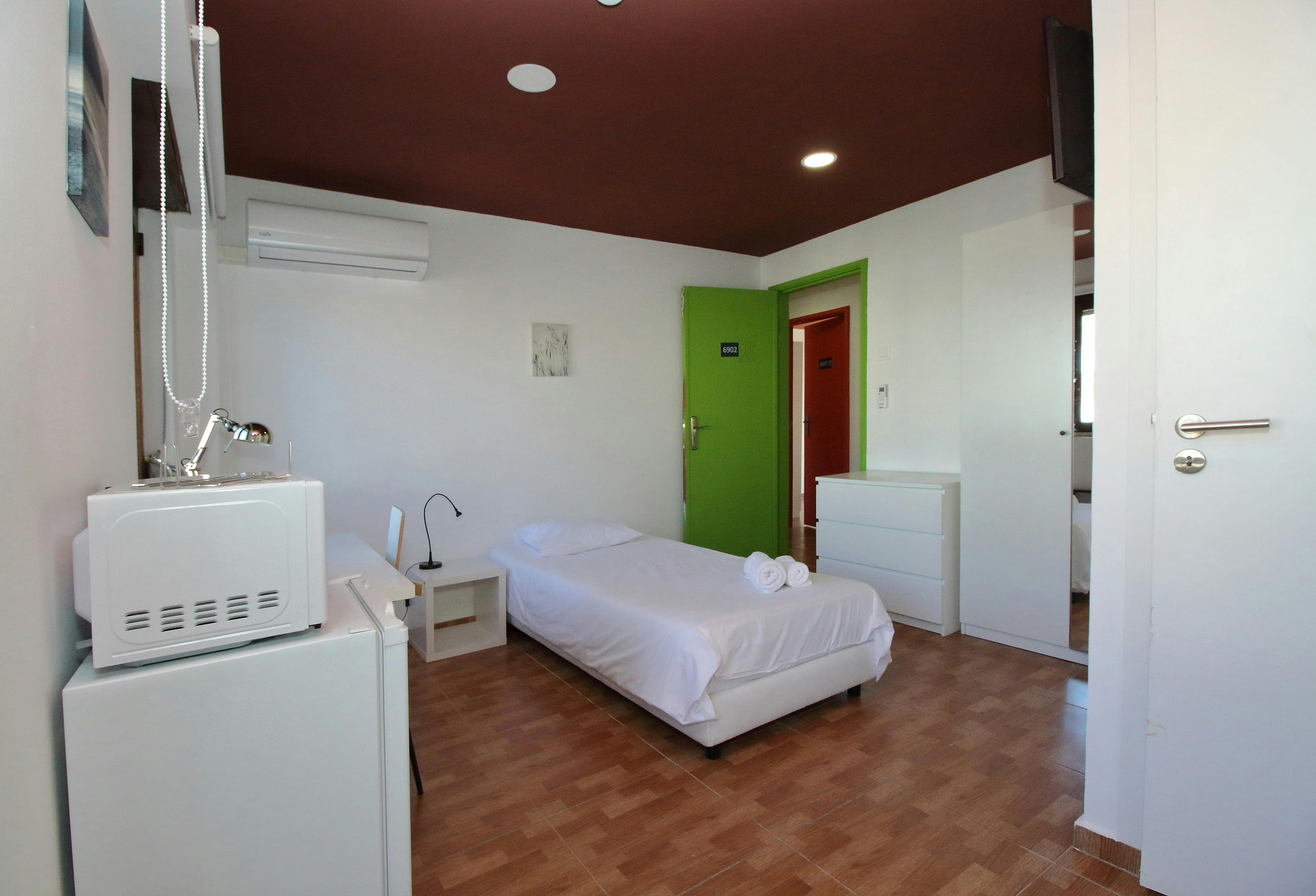 Studio for rent for €887 per month in Lisbon, Rua Ferreira Lapa