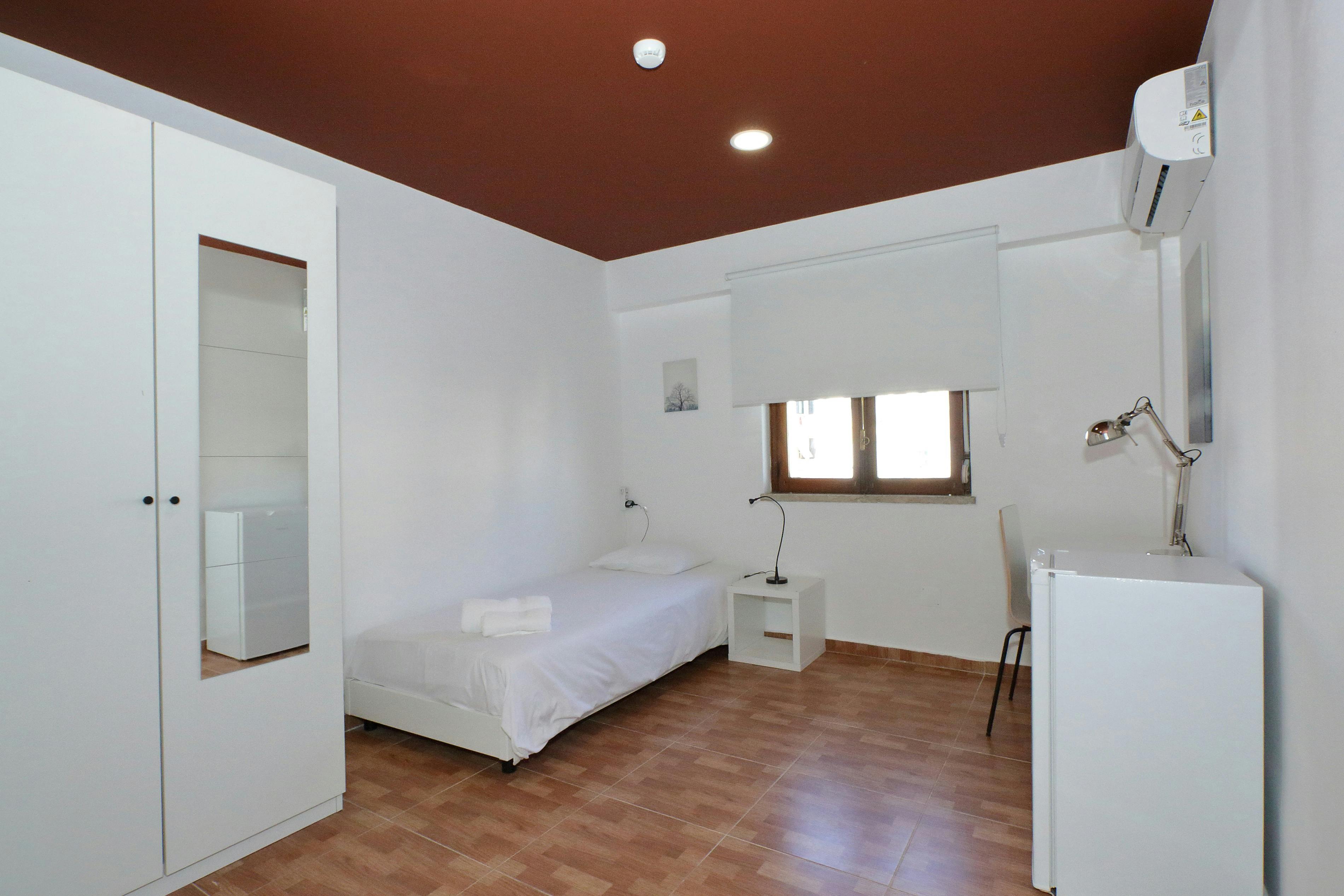 Private room for rent for €473 per month in Lisbon, Rua Ferreira Lapa