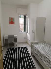 Private room for rent for €435 per month in Naples, Via Giulio Cesare