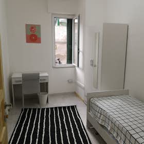Private room for rent for €400 per month in Naples, Via Giulio Cesare