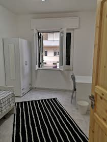 Private room for rent for €455 per month in Naples, Via Giulio Cesare