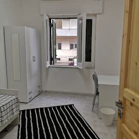 Private room for rent for €420 per month in Naples, Via Giulio Cesare