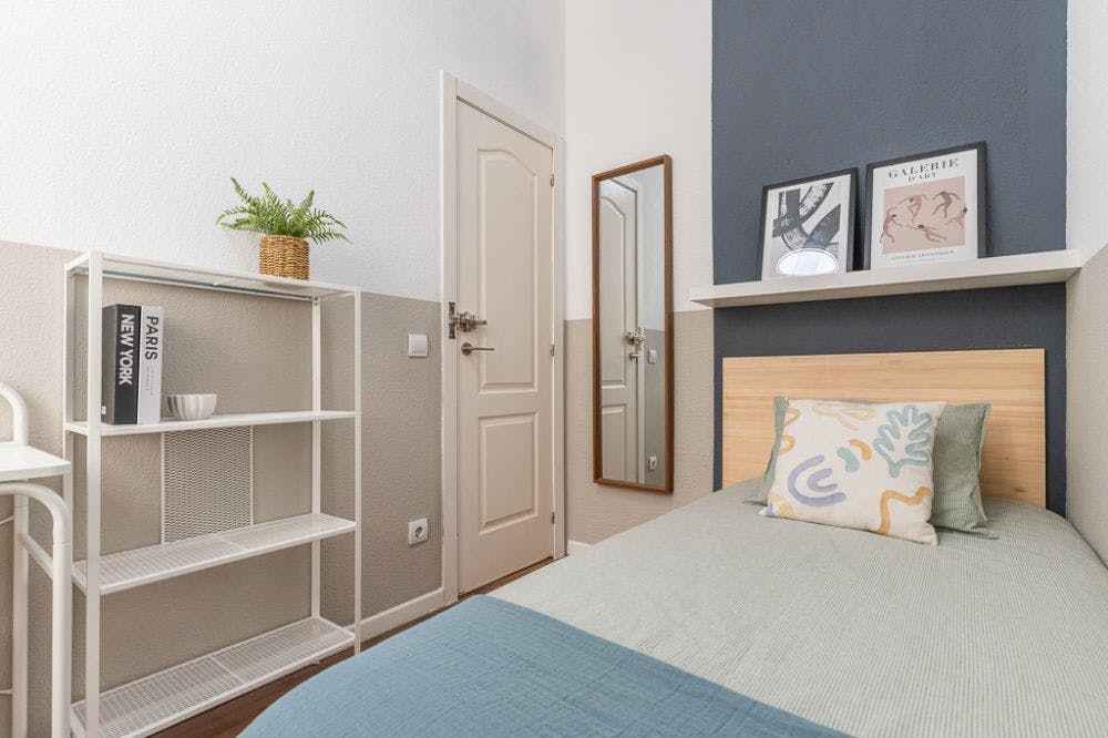 Private room for rent for €630 per month in Madrid, Calle de los Caños del Peral