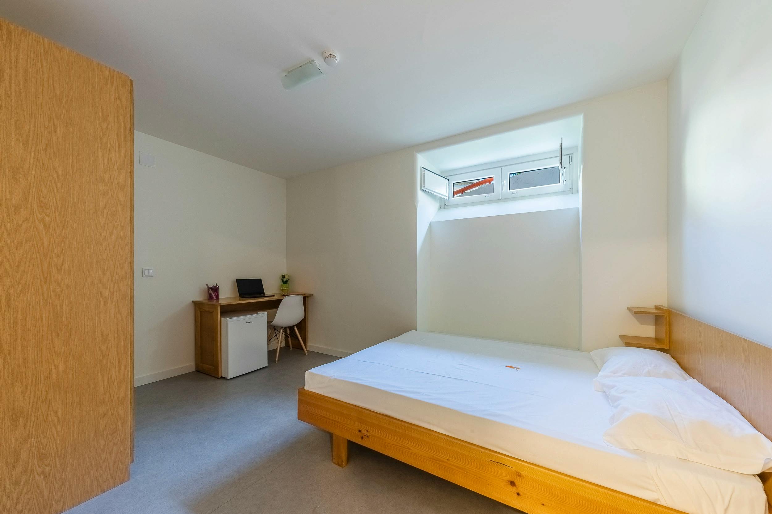 Private room for rent for €630 per month in Coimbra, Rua Diogo Castilho