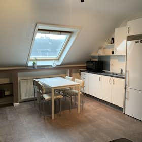 公寓 正在以 €900 的月租出租，其位于 Meerbusch, Hermann-Unger-Allee