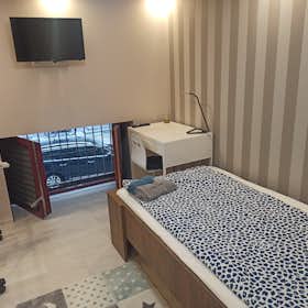 Private room for rent for HUF 169,501 per month in Budapest, Teréz körút