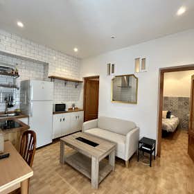 Apartment for rent for €1,200 per month in Madrid, Calle Fray Ceferino González