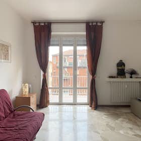 Apartment for rent for €1,600 per month in Milan, Via Desenzano