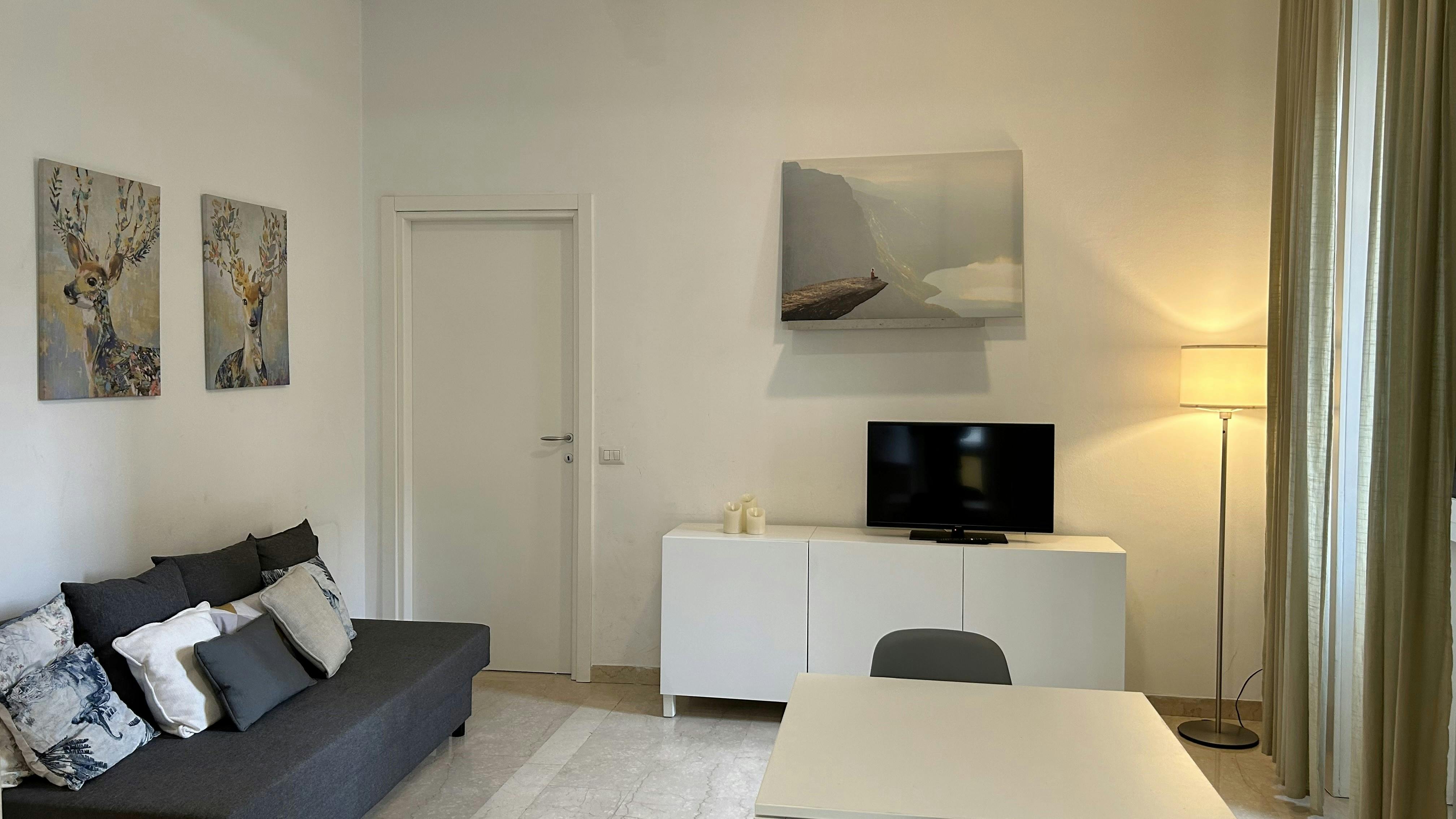 Apartment for rent for €1,800 per month in Milan, Viale Elvezia