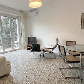 Apartment for rent for €2,400 per month in Milan, Via Monreale