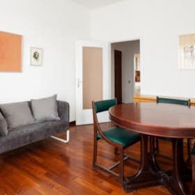 Apartment for rent for €2,050 per month in Milan, Via Francesco Primaticcio