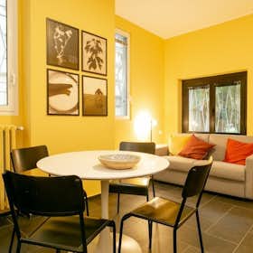 Apartment for rent for €2,300 per month in Milan, Via Antonio Tolomeo Trivulzio