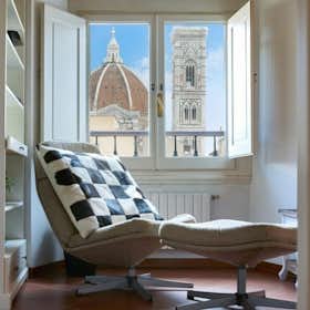 Apartment for rent for €5,900 per month in Florence, Via dei Rondinelli