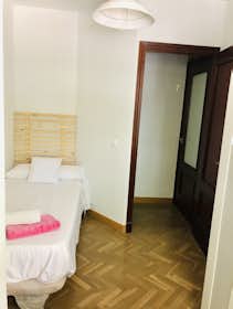 Private room for rent for €380 per month in Sevilla, Calle Ciudad de Ronda