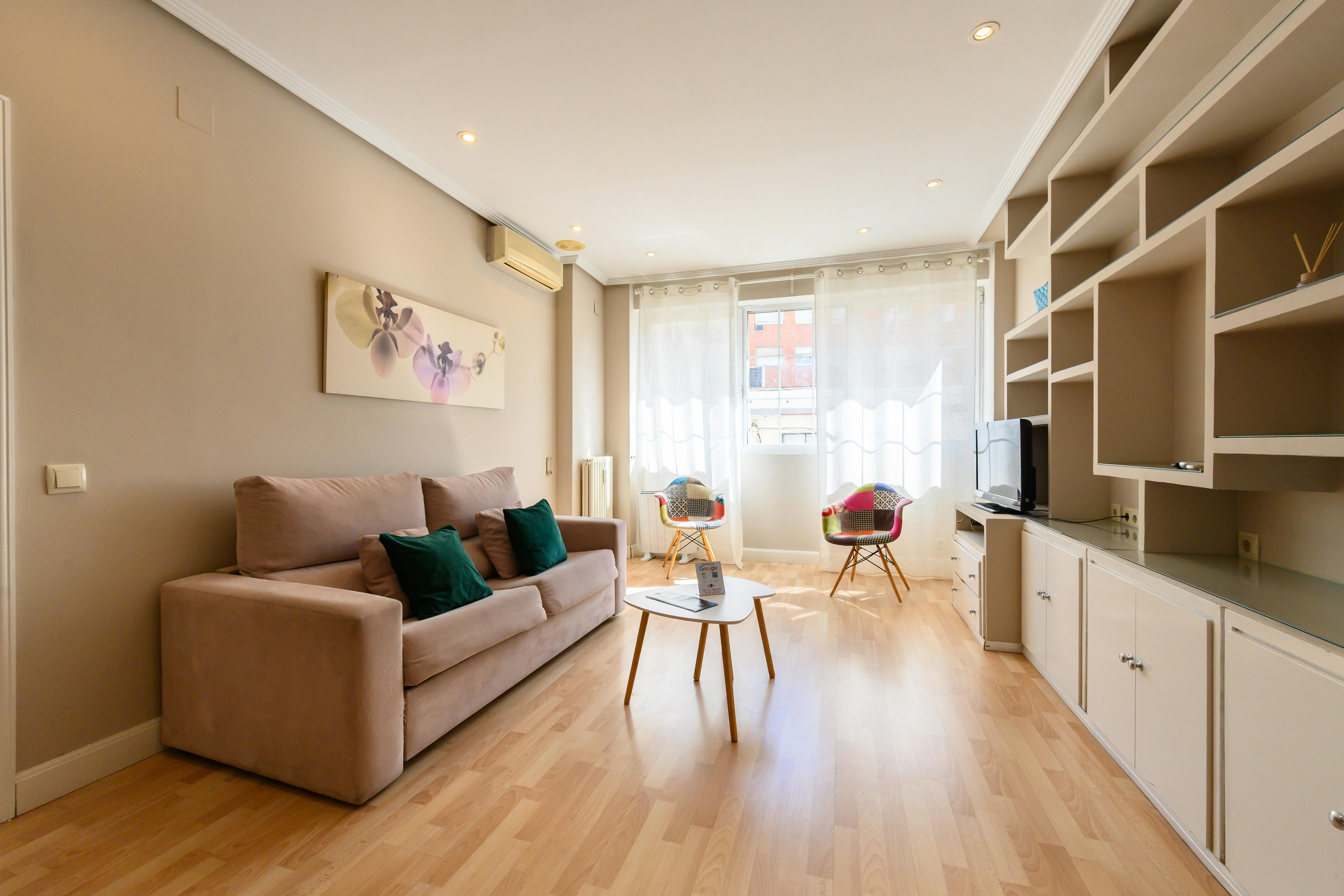Apartment for rent for €2,400 per month in Madrid, Avenida de América