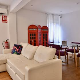 Apartment for rent for €2,100 per month in Madrid, Calle de San Cándido