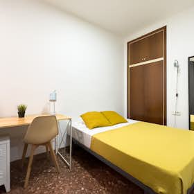 Private room for rent for €600 per month in Barcelona, Carrer de la Mare de Déu del Carmel