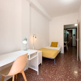Private room for rent for €640 per month in Barcelona, Carrer de la Mare de Déu del Carmel