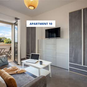 单间公寓 正在以 €1,650 的月租出租，其位于 Rome, Via Prenestina