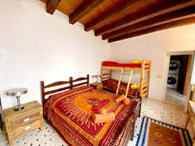 Отдельная комната сдается в аренду за 480 € в месяц в Palermo, Via Argenteria