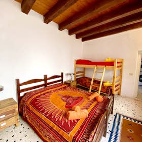 Отдельная комната сдается в аренду за 480 € в месяц в Palermo, Via Argenteria