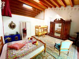 私人房间 正在以 €600 的月租出租，其位于 Palermo, Via Argenteria