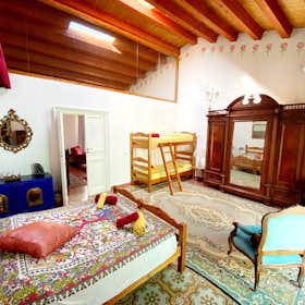 Отдельная комната сдается в аренду за 600 € в месяц в Palermo, Via Argenteria