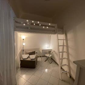 Private room for rent for €470 per month in Naples, Via San Giovanni in Porta
