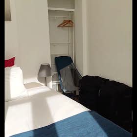 Studio for rent for € 800 per month in Schaerbeek, Rue du Noyer