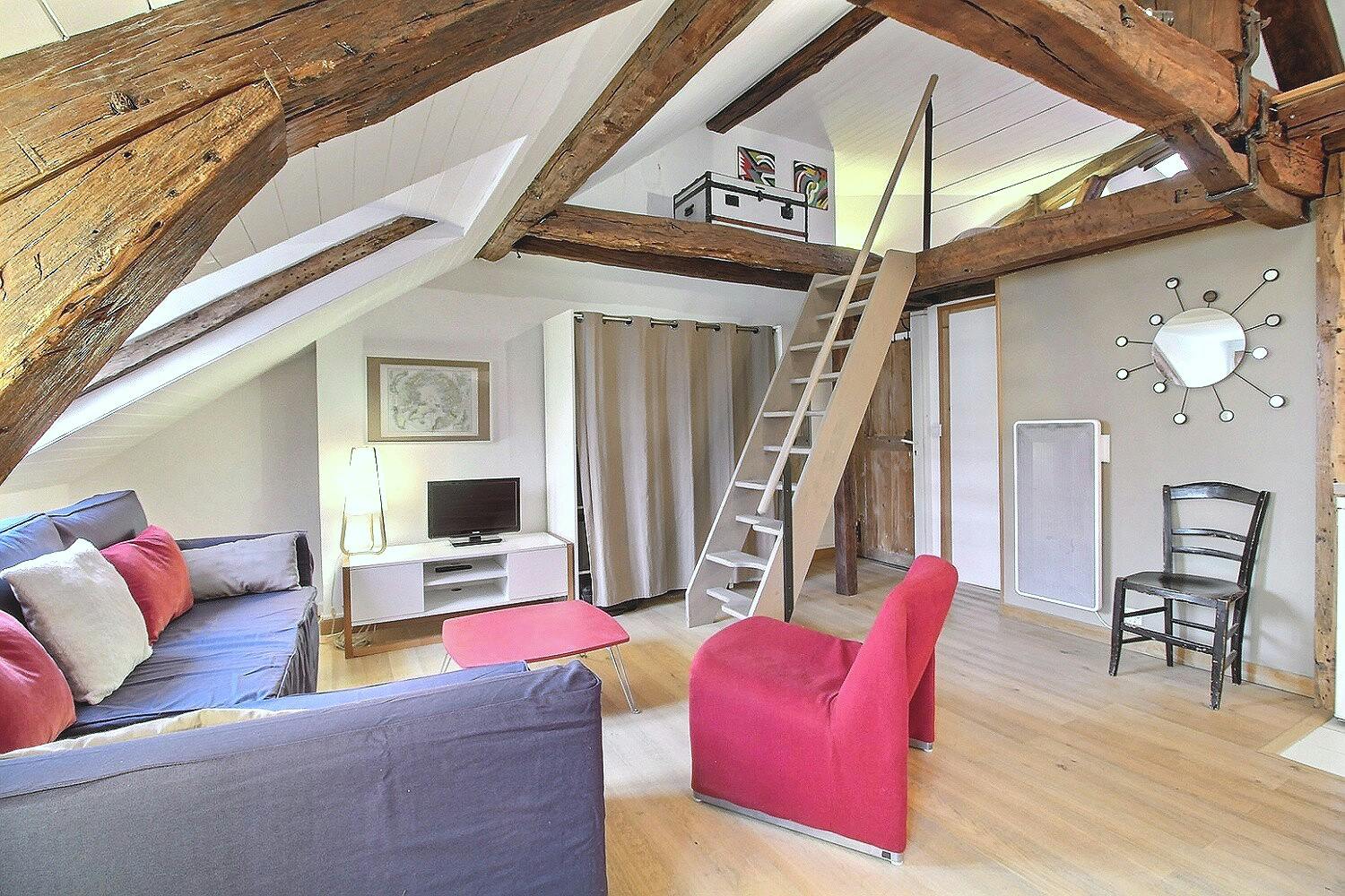 Apartment for rent for €1,814 per month in Paris, Rue de Turenne