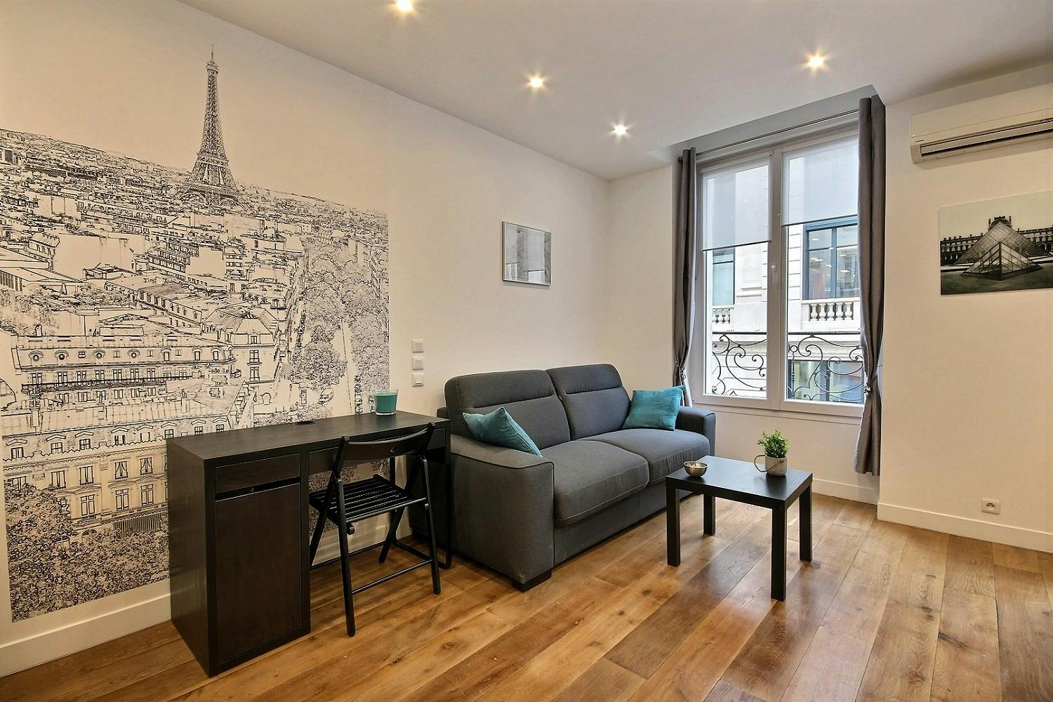 Studio for rent for €1,874 per month in Paris, Rue Poissonnière