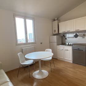Apartment for rent for €2,180 per month in Milan, Piazzale Libia