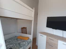 Private room for rent for €500 per month in Amadora, Rua Garcia de Orta
