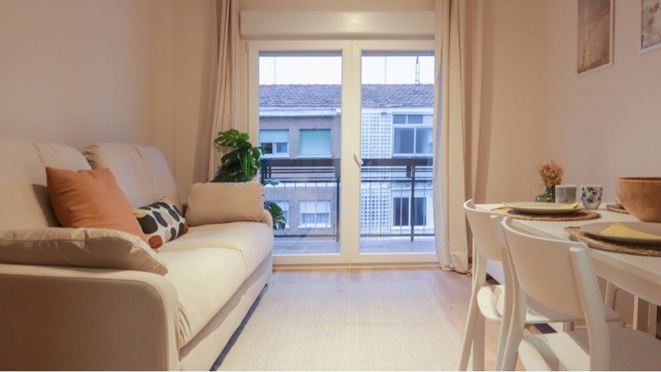 Apartment for rent for €1,415 per month in Madrid, Calle Escalona