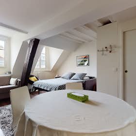 Studio for rent for €2,150 per month in Paris, Rue Sainte-Croix-de-la-Bretonnerie