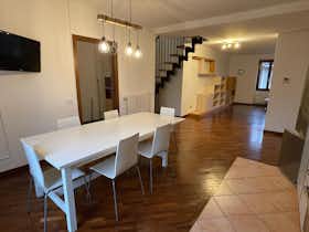 Apartament de închiriat pentru 950 EUR pe lună în Legnano, Corso Giuseppe Garibaldi