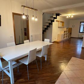 Apartament de închiriat pentru 950 EUR pe lună în Legnano, Corso Giuseppe Garibaldi