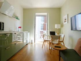 Appartamento in affitto a 2.500 € al mese a Milan, Via Cenisio