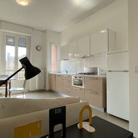 Appartement te huur voor € 2.300 per maand in Milan, Via Barnaba Oriani