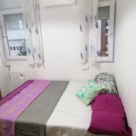 Private room for rent for €740 per month in Madrid, Calle de Pinilla del Valle