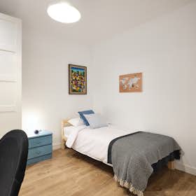 Shared room for rent for €704 per month in Madrid, Calle Julián Romea