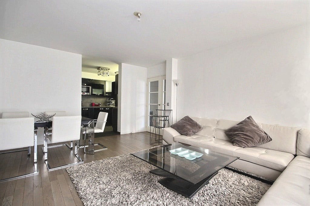 Apartment for rent for €2,901 per month in Paris, Rue Brunel