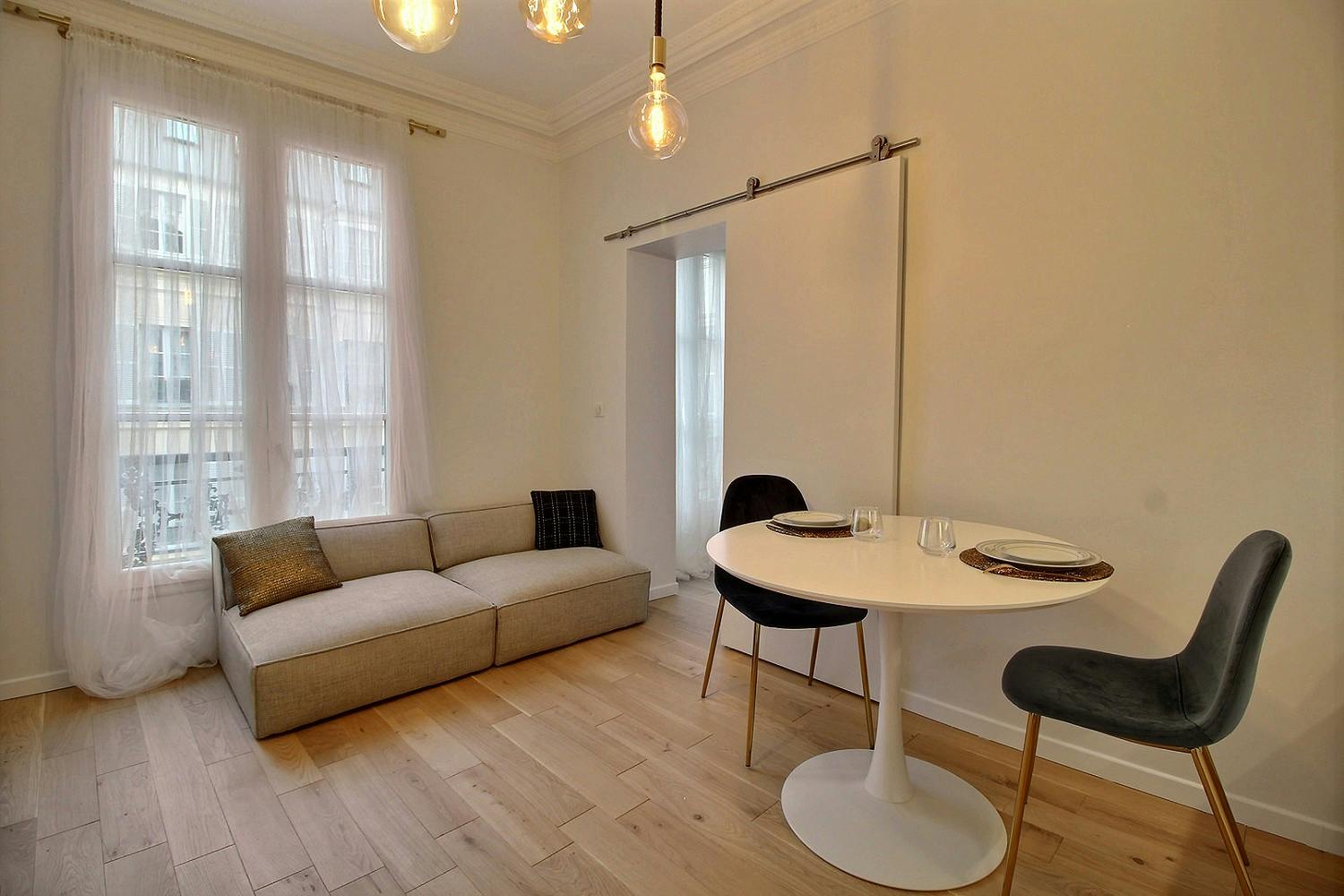 Apartment for rent for €2,051 per month in Paris, Rue Greffulhe