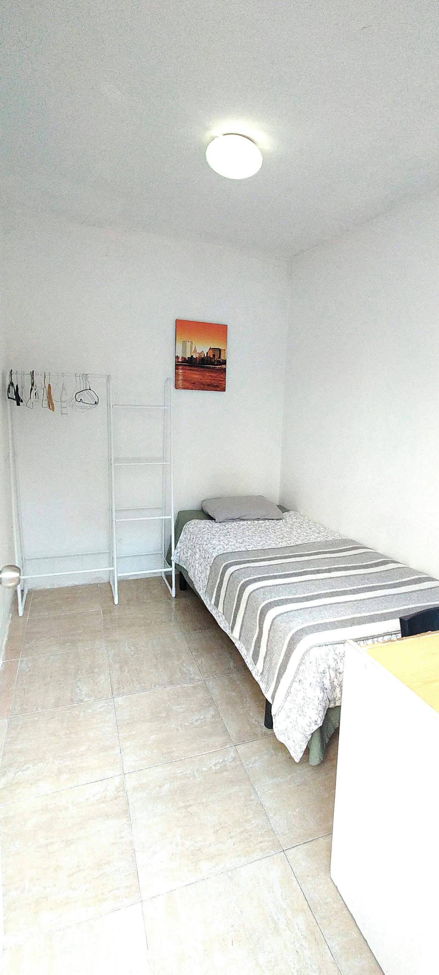 Private room for rent for €490 per month in Barcelona, Carrer del Pintor Pahissa