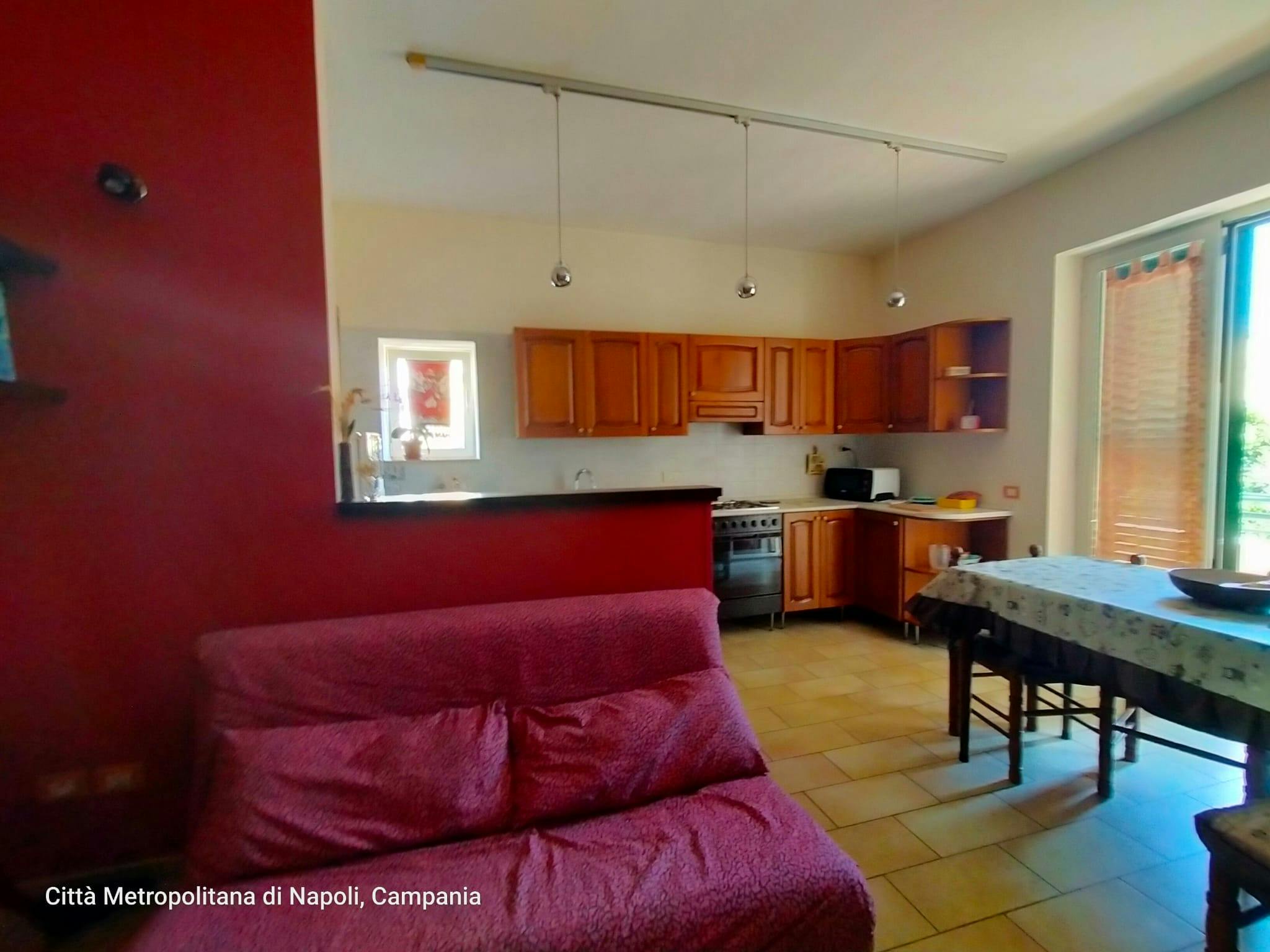 Appartement à louer pour 900 €/mois à Naples, Via Saverio Altamura