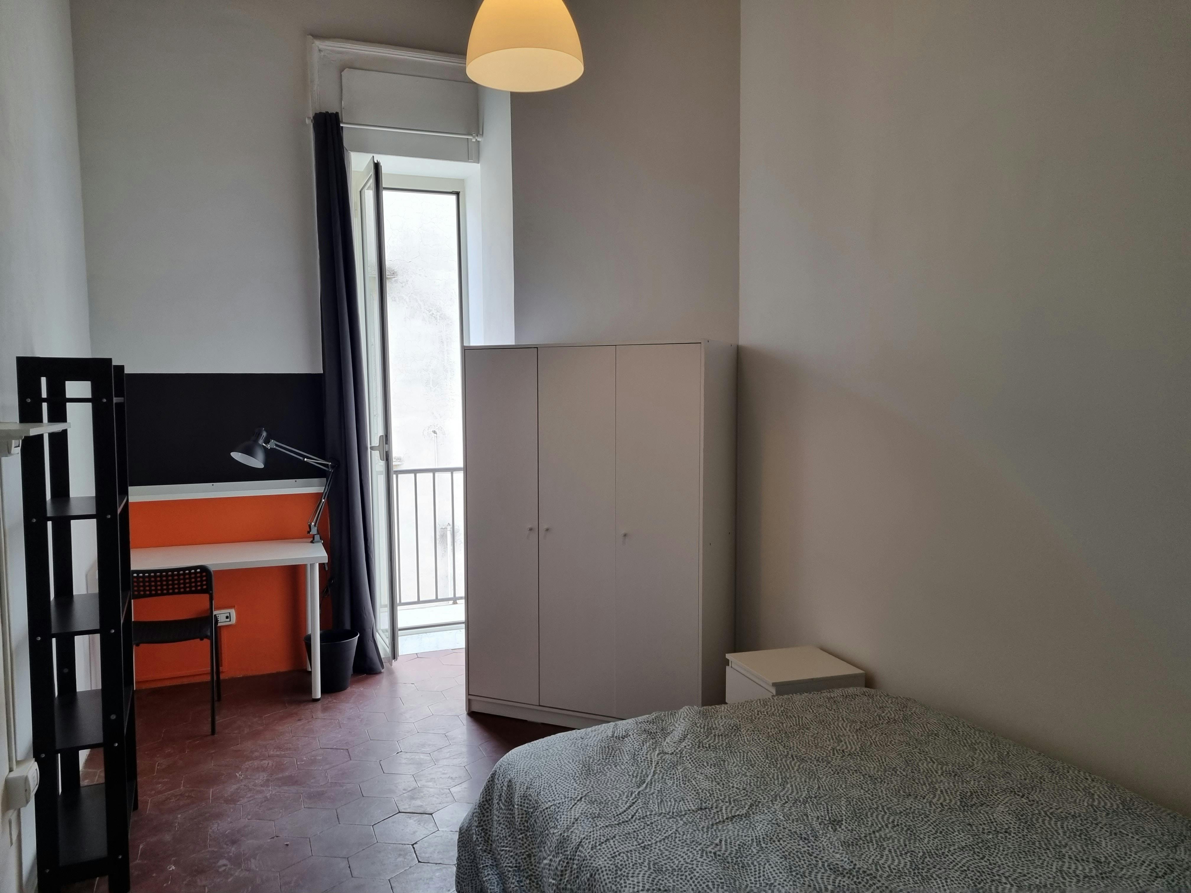 Single room Naples, 1 bed, 14m² — photo 1